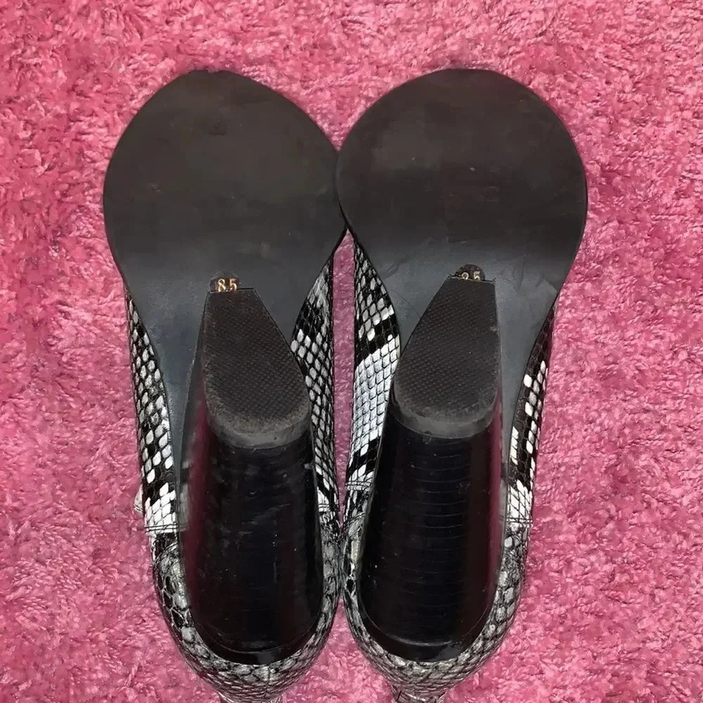 Jeffrey Campbell Snakeskin Booties Size 8.5 - Picture 6 of 6